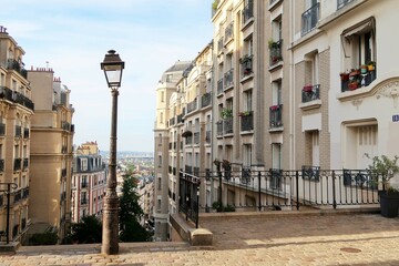 Immeubles et réverbère en haut de la pittoresque rue du Mont-Cenis sur la butte Montmartre,...