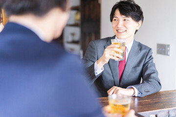居酒屋でビールを飲むビジネスマン