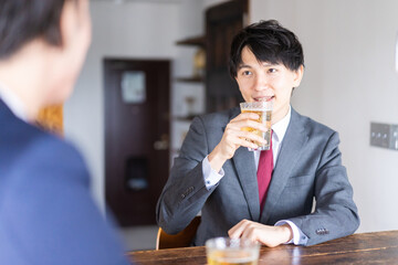 居酒屋でビールを飲むビジネスマン