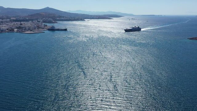 &Tau;he ship approaches the port in Paroikia in Paros island in Greece