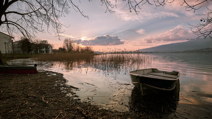 Barca al tramonto sul lago