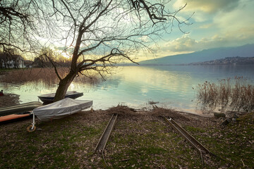 Fototapeta na wymiar Tramonto sul lago di Pusiano