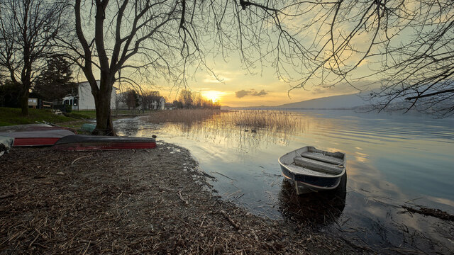 Barca al tramonto sul lago