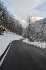 Obraz premium Snowy mountain road