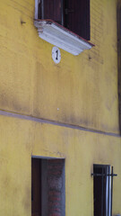 Façade d'un bâtiment, peinte en couleur jaune, dans le centre-ville de Toulouse