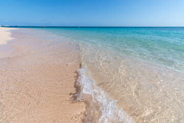 写真素材 砂浜での透き通った波 オーストラリア グリーンアイランドにて 