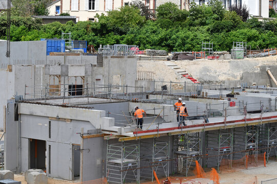 ouvriers sur un chantier de construction de b&acirc;timent