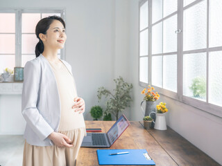 仕事をする妊娠した女性　ワーキング妊婦