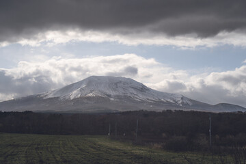 冠雪した山と北海道の雄大な大自然の景観