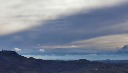 Nuvole ovattate sopra le cime innevate dei monti Appennini