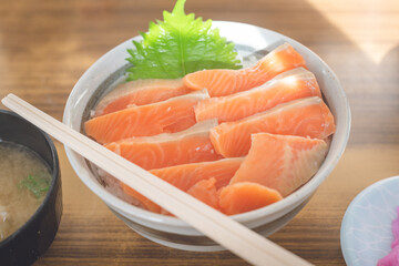 北海道苫小牧の有名食堂の大盛りサーモン丼定食