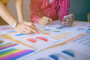 Obraz premium Business people are planning and analysis data figures to plan business strategies.