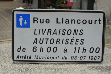 La Rochefoucauld en Angoumois, département Charente, région Nouvelle Aquitaine, France, panneau limitant les heures de livraisons.