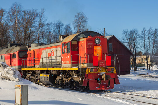 Red shunting locomotive