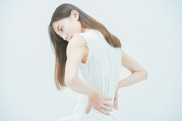 腰痛に悩む若い女性
