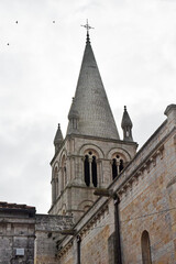 Fototapeta na wymiar Roullet-Saint-Estèphe, département de la Charente, région de Nouvelle-Aquitaine, France. Église Saint-Cybard, le clocher.