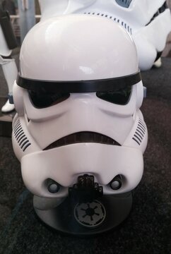 Miniatura del yelmo de un stormtrooper en una exposici&oacute;n de Star Wars en un centro comercial. Madrid. Espa&ntilde;a