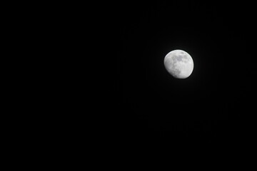 La lune dans un ciel sans étoile