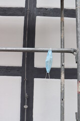 Medizinische Maske auf dem Baugerüst.