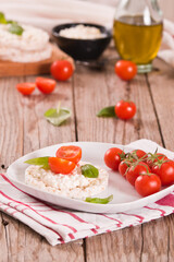 Rice cakes with milk flakes and tomato.