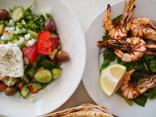 fried shrimp with lemon and salad