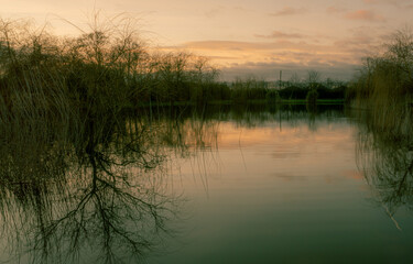 Fototapeta na wymiar sunset over the lake in winter