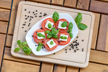 Tomate Mozzarella mit Basilikum und schwarzer Pfeffer