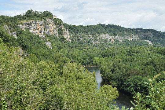 Les falaises calcaires et la rivi&egrave;re Dordogne vues du belv&eacute;d&egrave;re de Copeyre, commune de Martel, causse du Quercy, d&eacute;partement du Lot,  Midi Pyr&eacute;n&eacute;es, r&eacute;gion Occitanie.