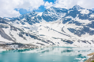 Fototapeta na wymiar Colorful emerald lake inItalian Alps
