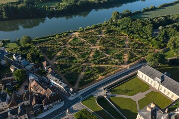 Vue aérienne du jardin potager du château de La Roche Guyon, sur la Seine (Val d'Oise, France)