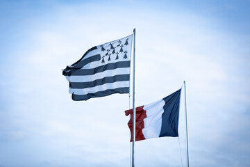 drapeau breton et français dans le vent en bretagne à la trinité sur mer