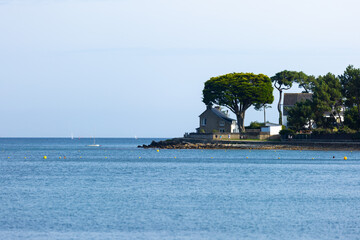 Paysage en bretagne à la trinité sur mer dans le morbihan avec une maison au bord de l'eau