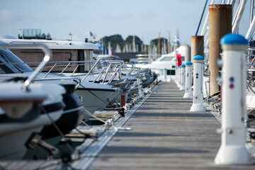 Ponton/Port avec beaucoup de bateau à quai en bretagne 