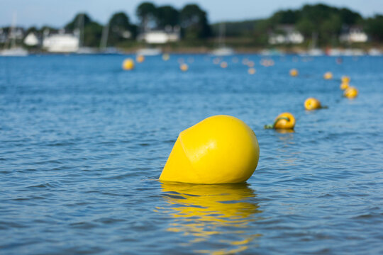 P&eacute;rim&egrave;tre de bou&eacute;es de s&eacute;curit&eacute; en mer pour la baignade des personnes en bretagne dans le morbihan