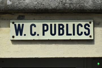 Panneau  signalant des W.C. publics.