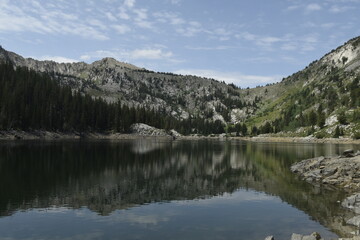 Fototapeta na wymiar Twin Lake in Wasatch National Forest, Utah midday