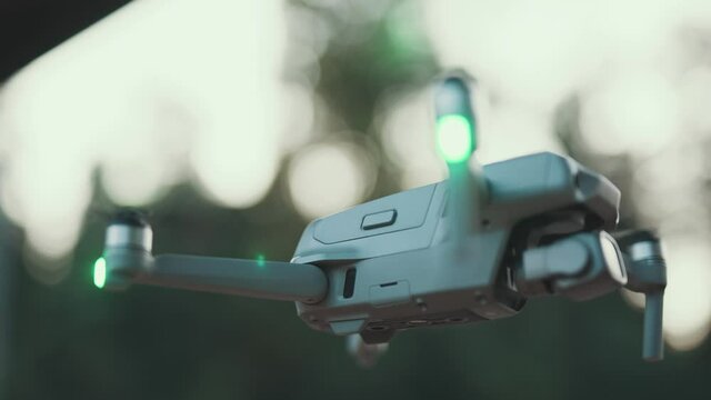 Moderne Drohne f&uuml;r diverse Einsatzzwecke schwebt stabil in der Luft 
