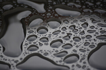 Gouttes de pluie sur une plaque de verre.