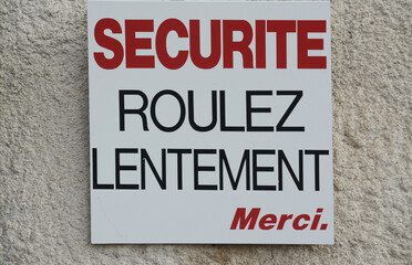 Panneau : sécurité roulez lentement merci.