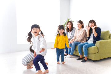 Obraz premium お母さんと子どもたち・仲良し