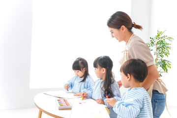 幼稚園の先生と児童