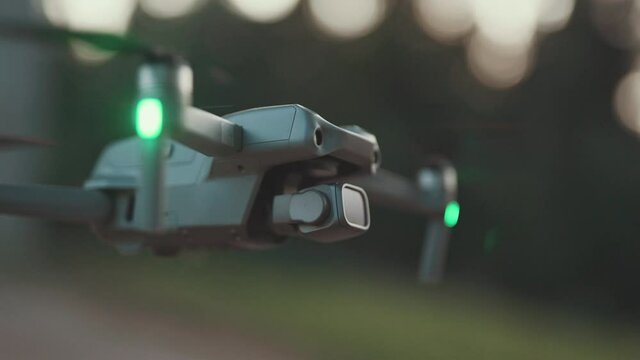 Kameradrohne schwebt stabil in der Luft 