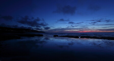 Fototapeta na wymiar Panorama sur la plage au coucher du soleil avec des couleurs vives