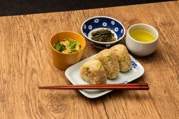 玄米おにぎり　Japanese lunch brown rice rice ball 