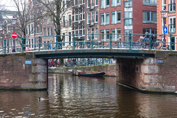 オランダ　アムステルダムの運河沿いの街並み
