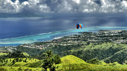 Parapente au dessus du lagon de tahiti