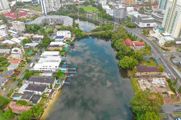 オーストラリアゴールドコーストのサーファーズパラダイスのビーチをドローンで撮影した空撮写真 Aerial drone shot of the beach at Surfers Paradise on the Gold Coast, Australia.