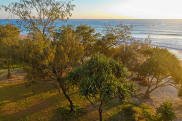 オーストラリアゴールドコーストのサーファーズパラダイスのビーチをドローンで撮影した空撮写真 Aerial drone shot of the beach at Surfers Paradise on the Gold Coast, Australia.