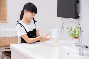 手を洗う小学生の女の子