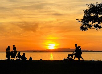 Plakat 夕焼け空とかけがえのない時間を過ごす人々